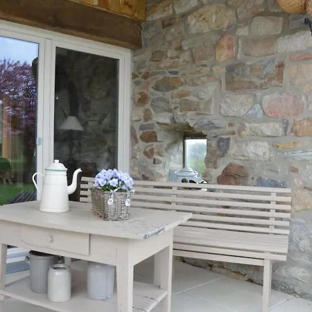 Beautiful Stone Cottage With Panoramic Views Over The Hills Of The Ardens Вэм